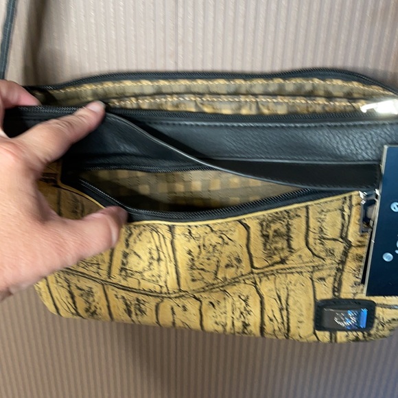 M.c. Marc Chantal Leather purse Black and Tan - Picture 3 of 11